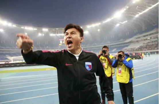 李玮锋|职业生涯被人说球霸，东亚杯怒掐日本队员脖子，成国足带刀后卫