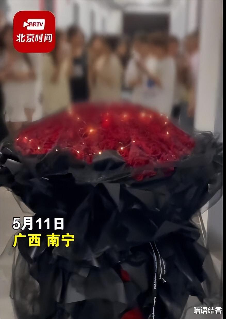 保安|职业学校男生推玫瑰花进女生宿舍，浮夸还是浪漫，偏见无处不在