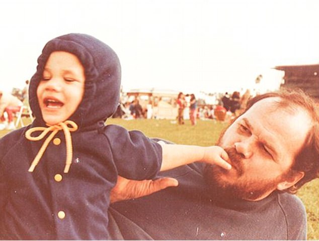 父亲节|梅根发阿奇照片庆哈里父亲节引热议，女王宣布不参加混血王子洗礼