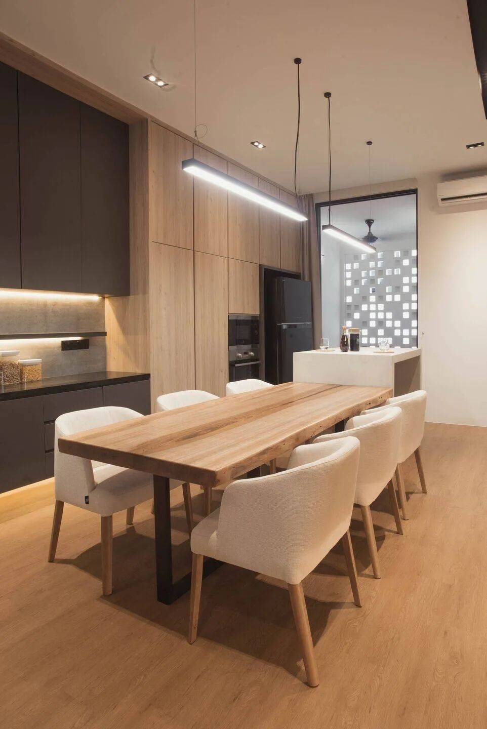 住顶楼西晒户型,阳台不用玻璃封改用网格板,通风凉快住着快活!