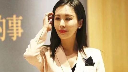 高校|田朴珺太爱凹独立女强人，穿奶白色西装故意强势，难怪王石着迷