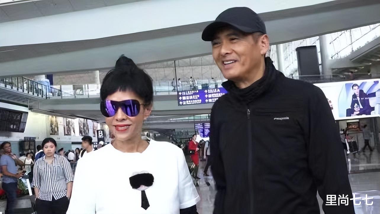郭晶晶 周润发的二婚老婆真会扮嫩啊，但锅盖刘海略显浮夸，小身板太单薄
