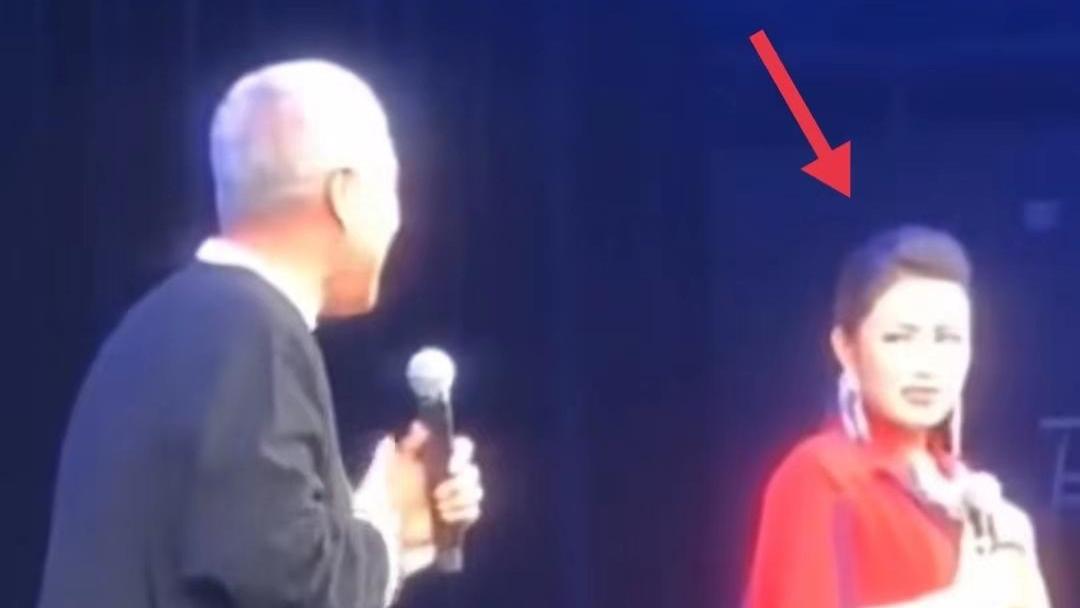 赵本山|罕见登台表演的赵本山，这是被女搭档嫌弃了？网友：表情过于真实