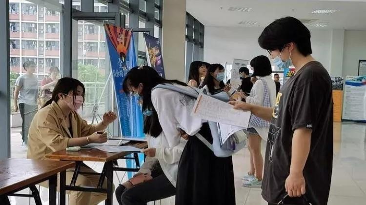 校园招聘|校园招聘和社会招聘有什么区别，毕业生该如何选择就业？