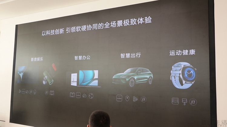 |在华中首家旗舰店里，还展现了华为的转型之路