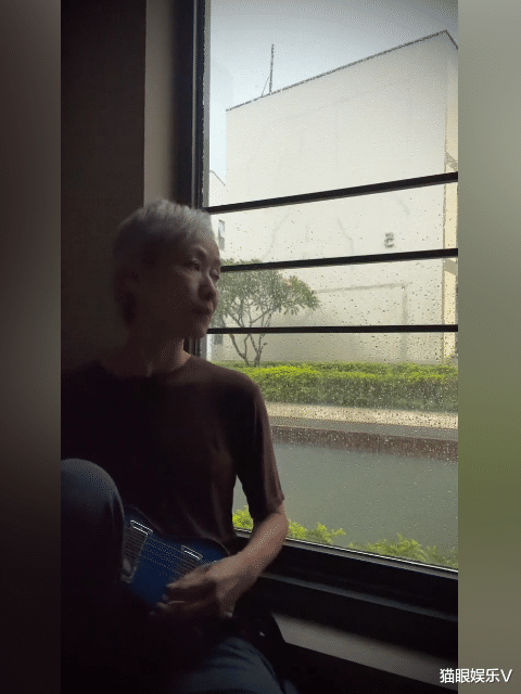 吉他|59岁“许仙”近况曝光,瘦骨嶙峋头发花白,弹吉他动作僵硬惹人疼