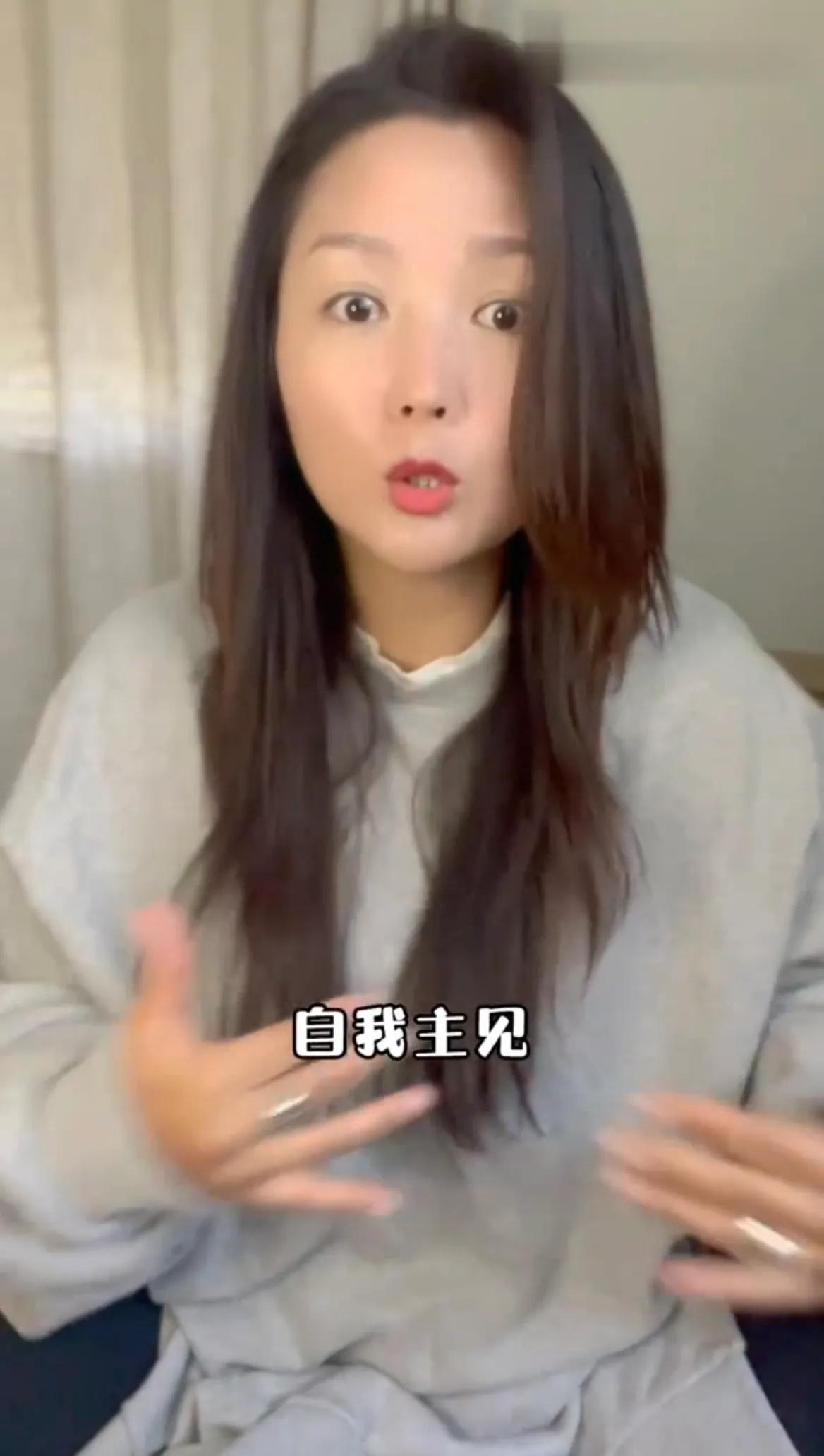 何洁|何洁晒带娃日常，3岁小女儿罕见露面，模样清秀甜美很像妈妈