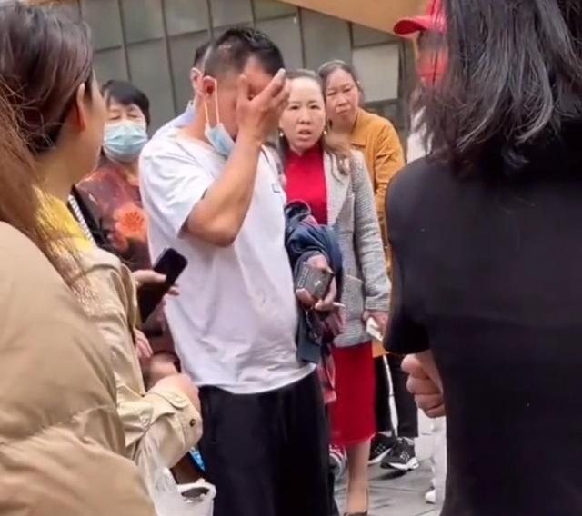 贵州一位父亲得知女儿多次逃学后,当街怒斥:你考虑过我的感受没