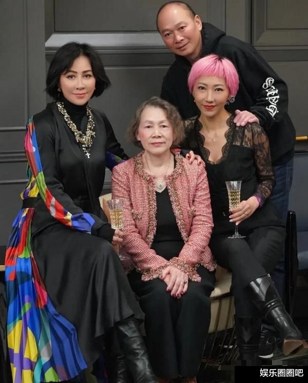 刘嘉玲|刘嘉玲为弟媳庆生，二人颜值都不像50岁的人，年轻的弟弟很抢镜