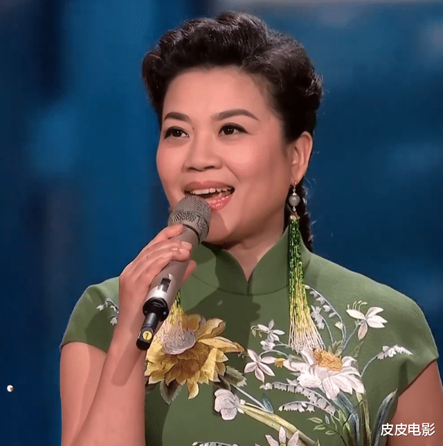 春晚|春晚最惊艳女星：李思思丝绒天鹅颈，李宇春性感，伊丽媛华贵雍容