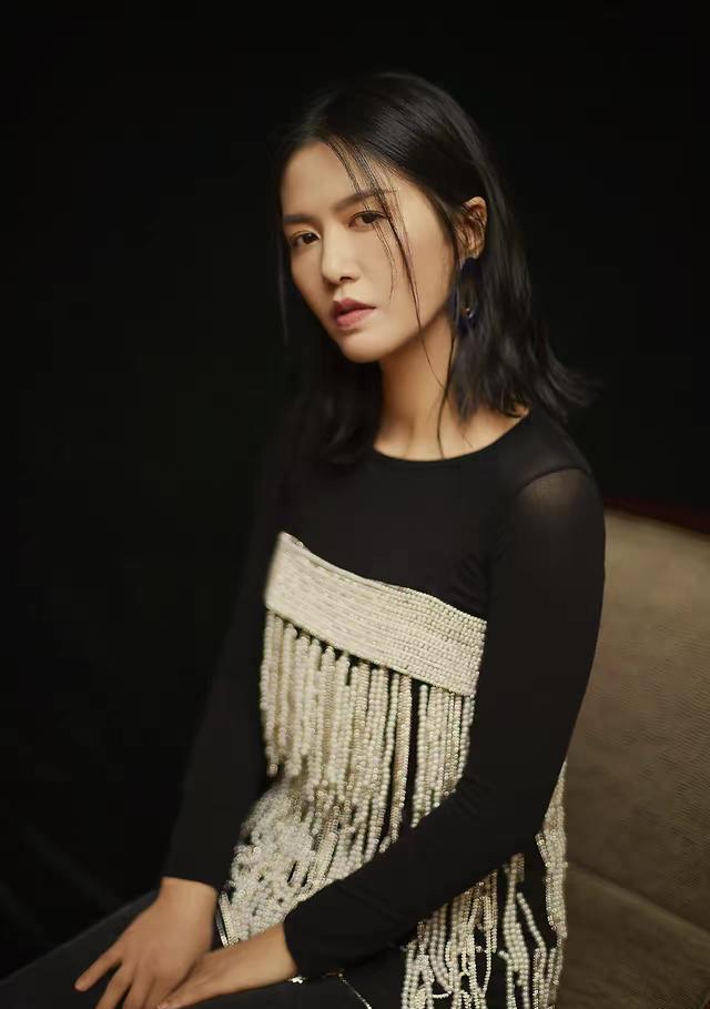 谭维维|谭维维升级当妈？一家四口外出显温馨，儿子女儿长相曝光引热议