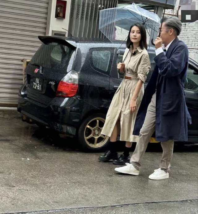 高博|央视主持高博被偶遇!手拎塑料袋雨伞仅10元,43岁头发花白无人识