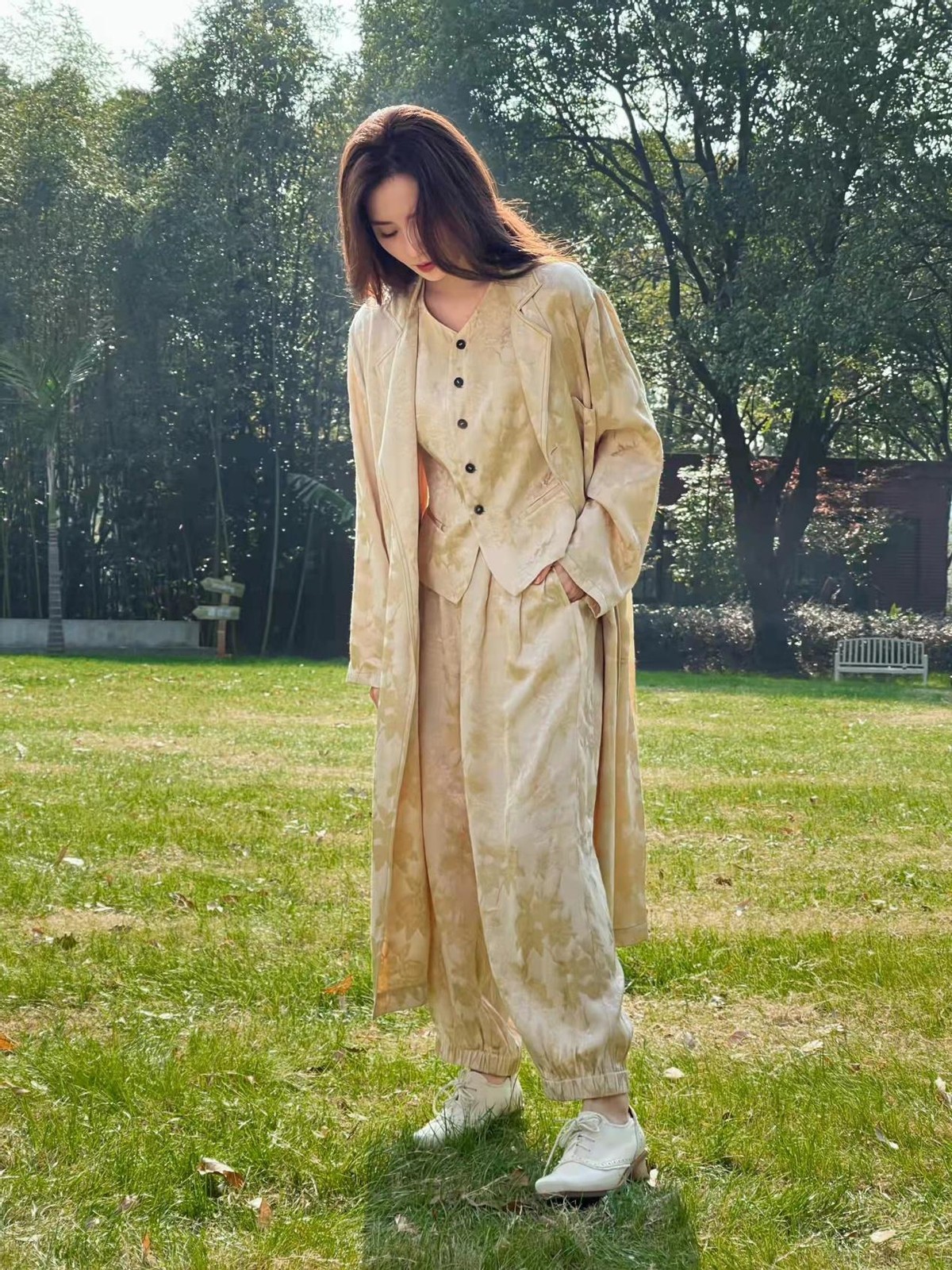 赵露思|刘诗诗最新美照曝光！穿暗纹长袍插兜变酷姐，把国货穿出大牌效果