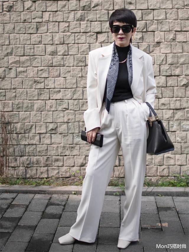 这是我见过最得体的妈妈：64岁穿衣不扮嫩，朴素简单却美如画报！