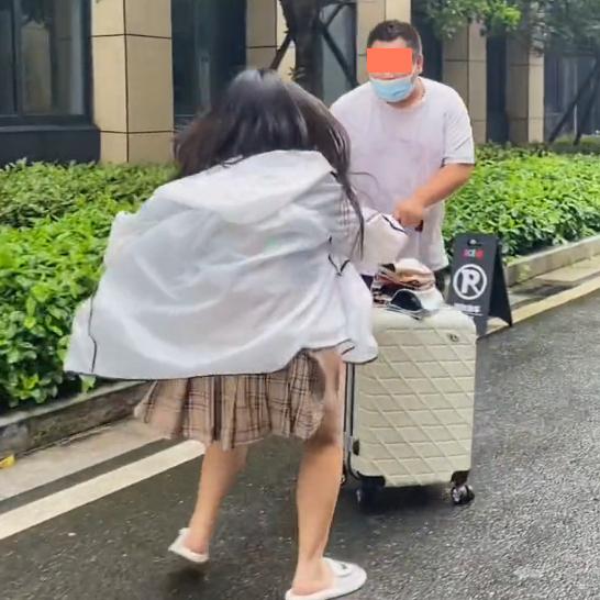 男子后悔当上门女婿要离开,妻子极力挽留,男子:衣服被你扯烂了