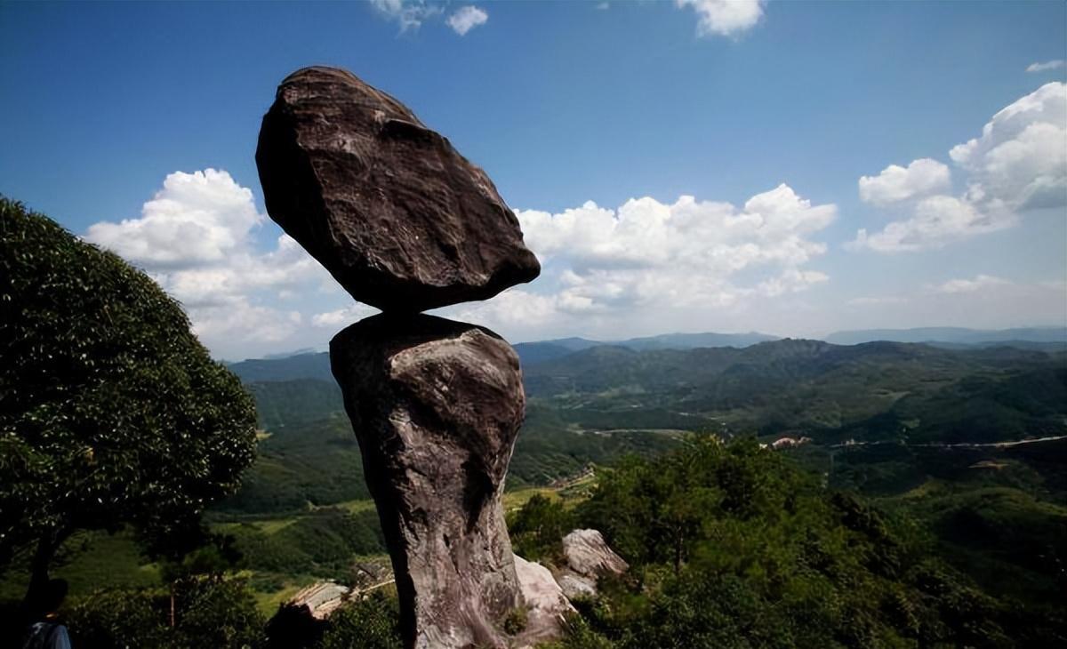 福建省|“你敢从底下过吗”？世界上最危险的石头之一，就藏在福建深山中