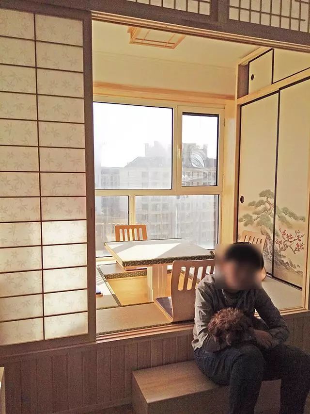 客厅留出一半空间，做了个榻榻米，45㎡的房子多出一个房间！