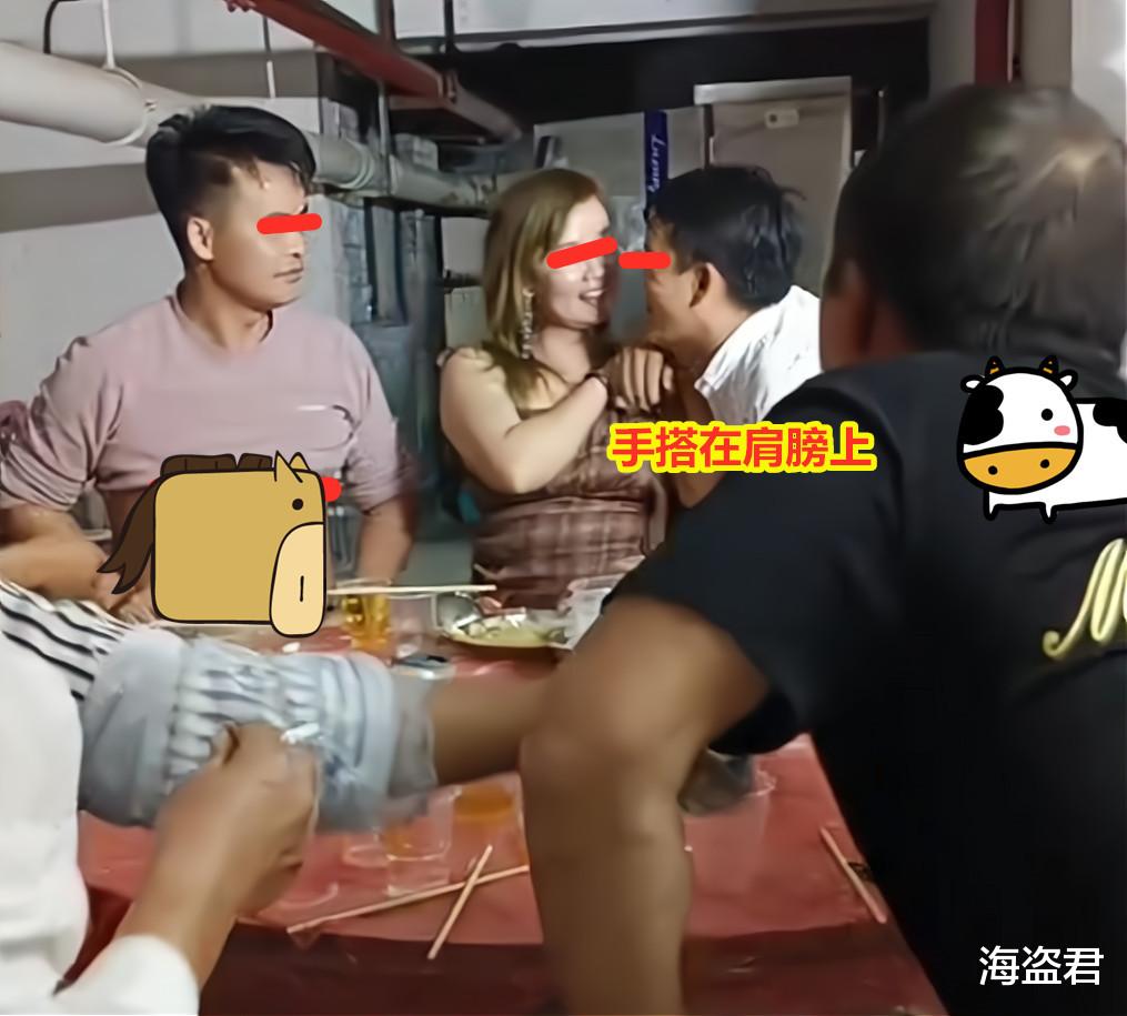女子回到农村吃席左右逢源,两名男子一左一右,坐她身边大献殷勤