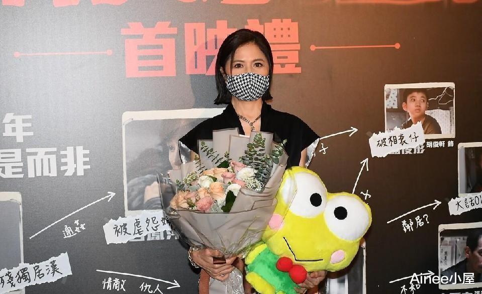 邵美琪都过半百了，可气质看着越来越好，穿连体裤潇洒又干练