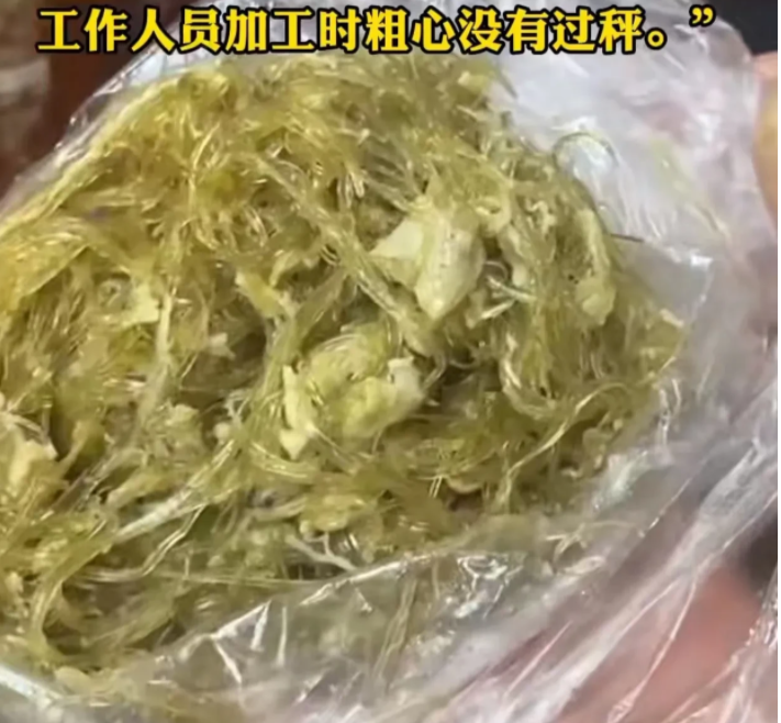 海南海口,男子请客户吃饭,点了半斤鱼翅,但2600元一斤的鱼翅上桌以后,男子觉得份量明显不足!