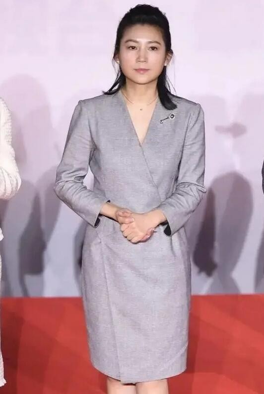 西装 王小丫也难逃中年发福！穿紧身裤小粗腿肉感足，满月脸真有旺夫相