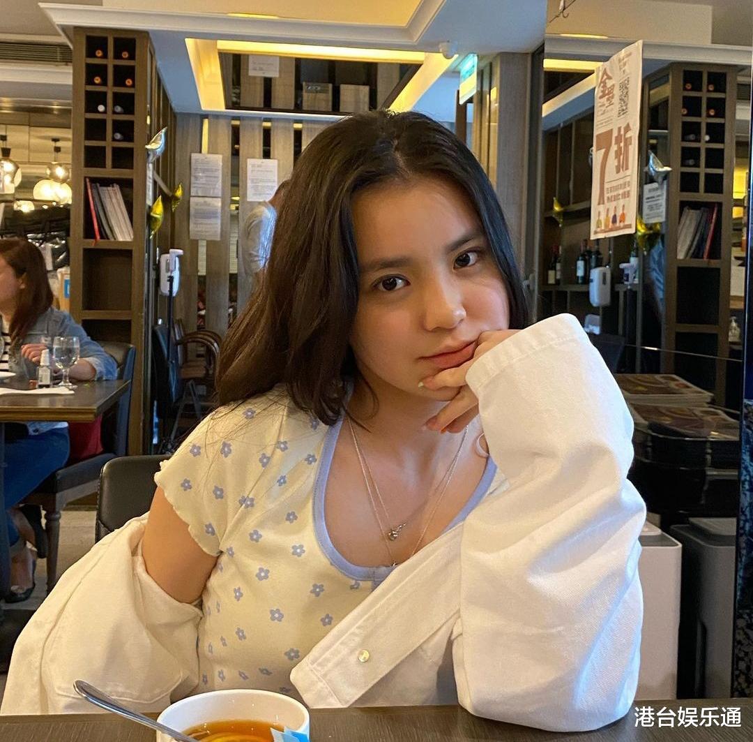 |TVB16岁人气小花被追击？香港娱媒公开私人照：早恋，交往已一年