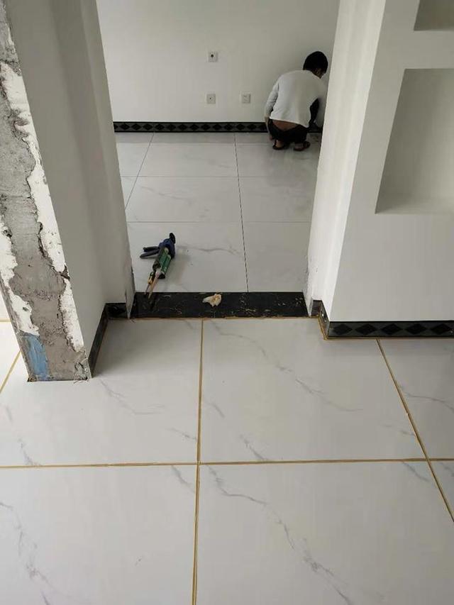 装修时坚持不用门槛石,三年后朋友都以为我后悔了,我反而很庆幸