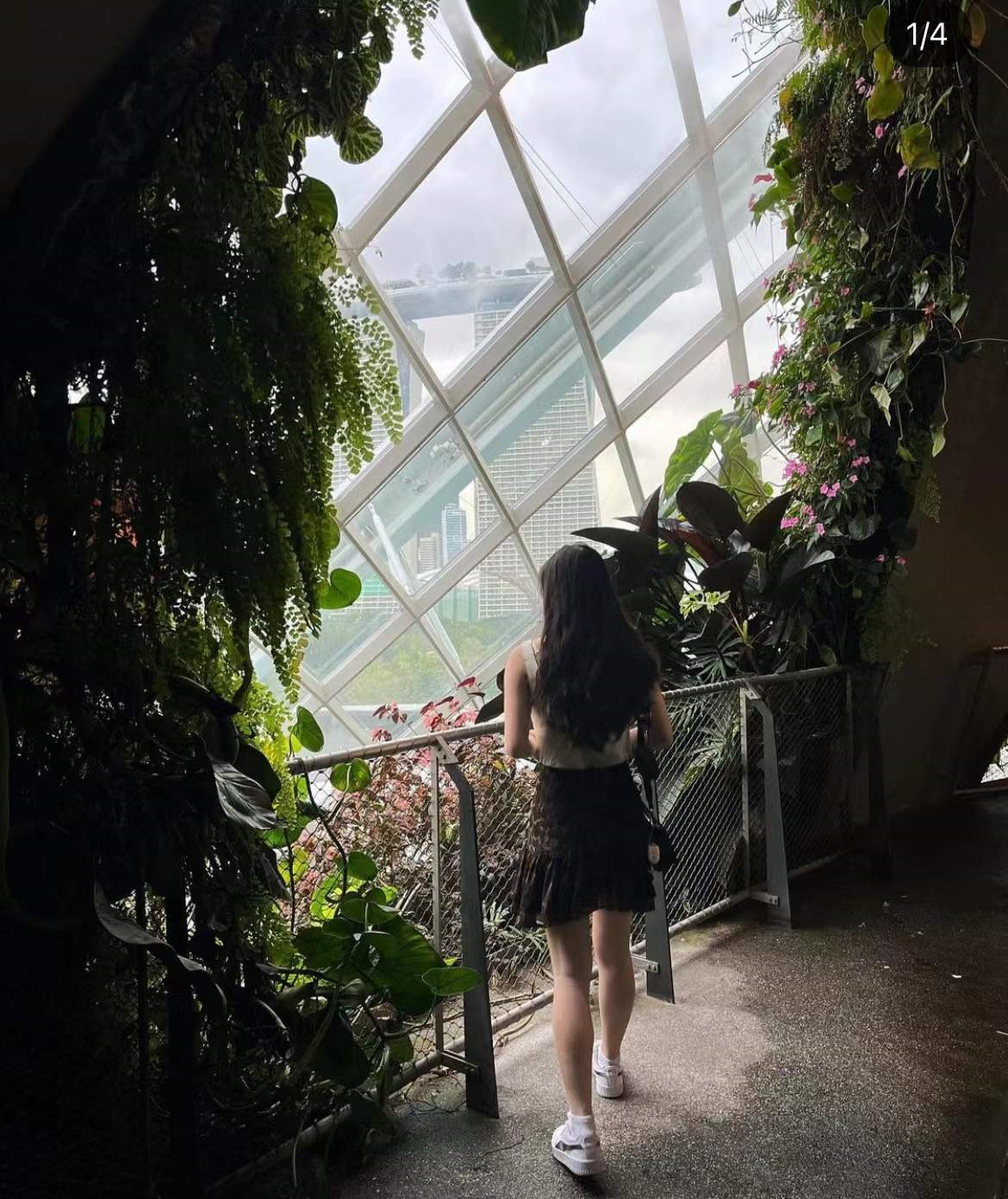 李连杰|李连杰小女儿晒照引争议，穿豹纹短裙秀大长腿，衣领太低被指暴露