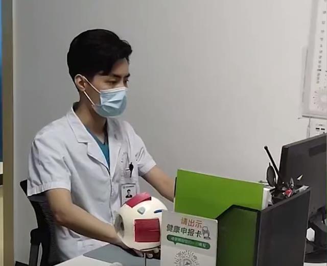 广东女子轮流带公婆去眼科看病,每次都是找同一个男医生