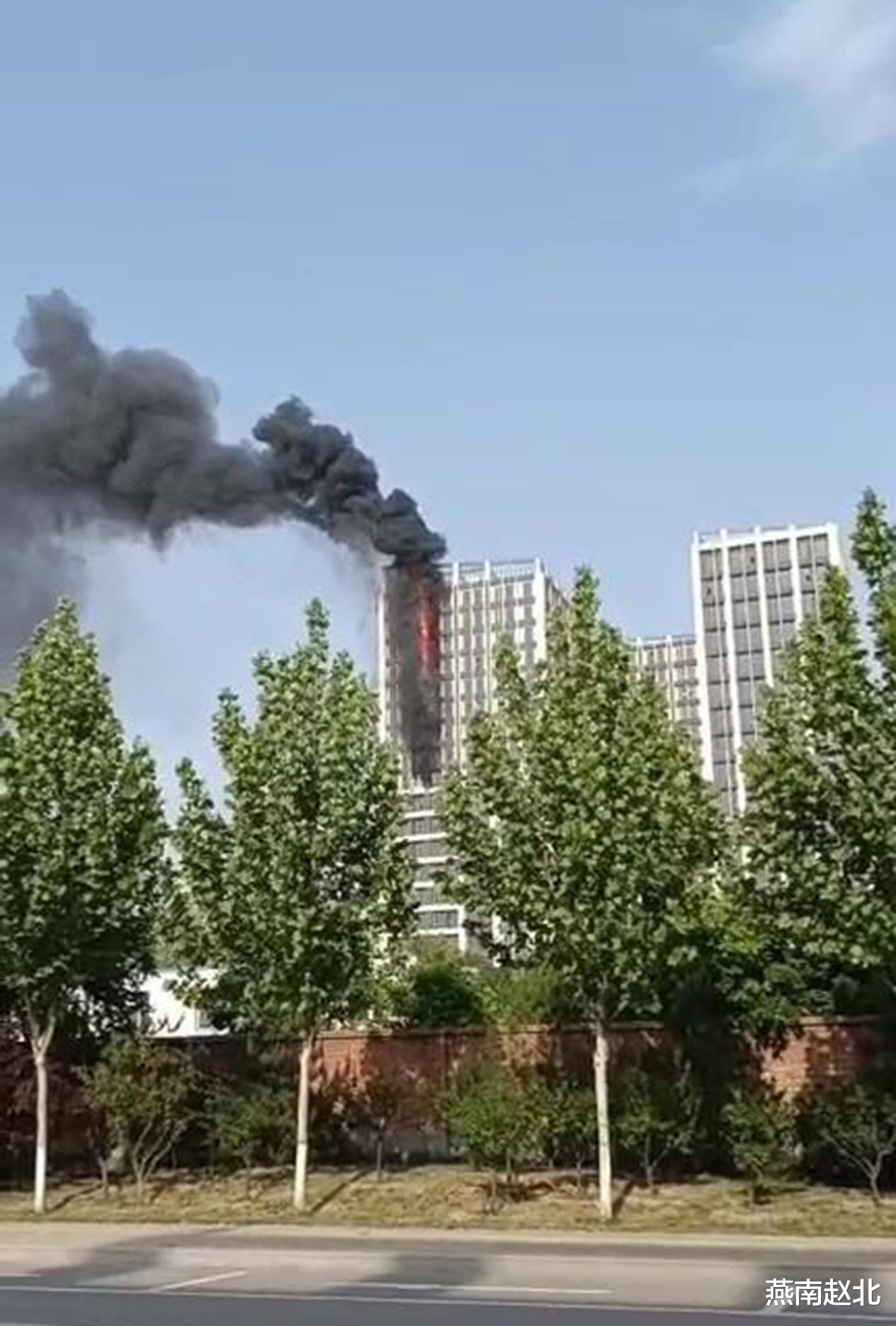 保定一新建楼盘外墙面燃起大火,从中间楼层迅速烧到顶楼