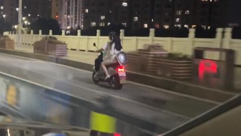 江西：男子开奔驰偶遇初恋，坐别人电动车后座，当初因为没钱分手