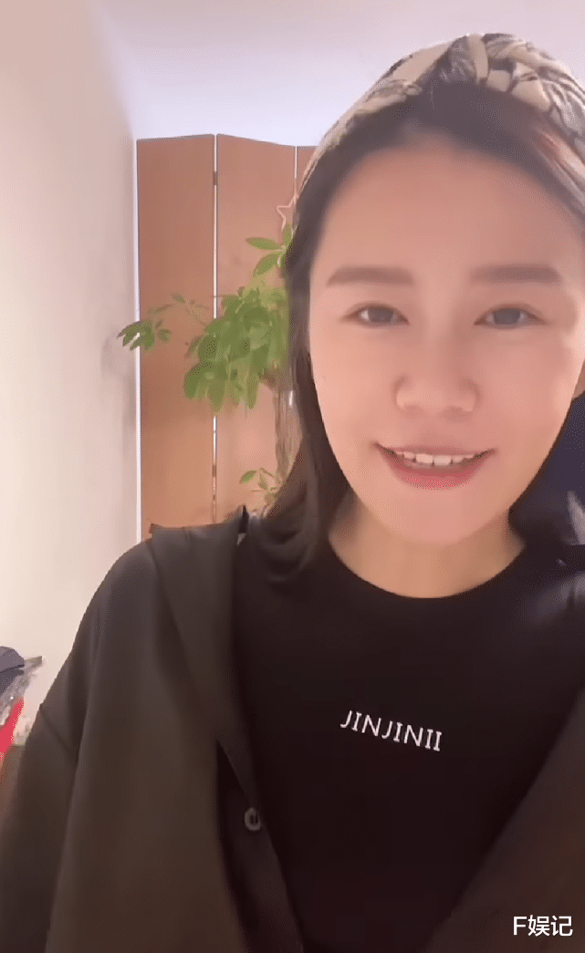 唐诗咏|唐诗咏离巢TVB后娱乐节目多 素颜在家与闺蜜黄翠如一起制作面包