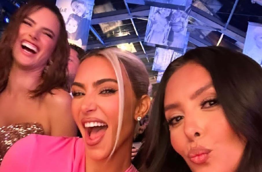 瓦妮莎|40岁瓦妮莎穿深V宽松长裙出镜!和姐妹合影卖萌嘟嘴,19岁女儿颜值高