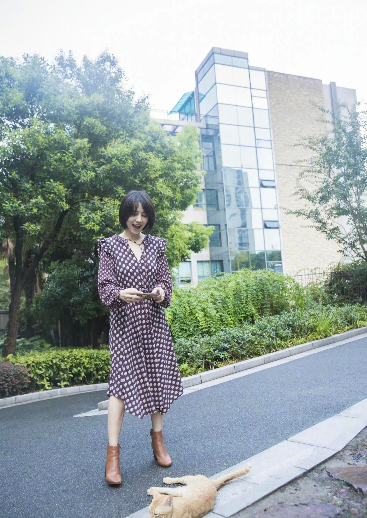 减脂 高圆圆低调打扮也好惊艳,穿风衣配V领衬衫,扎低马尾气质真好