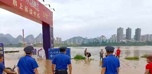 广西众多钓鱼人在柳江边垂钓,把城管都招来了,到底怎么回事?
