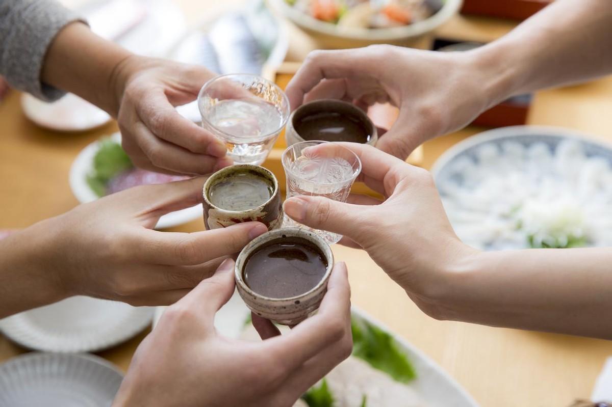 江苏一老爷子寿宴,竟连开6箱茅台,其孙子宴后竟做出“荒唐事”