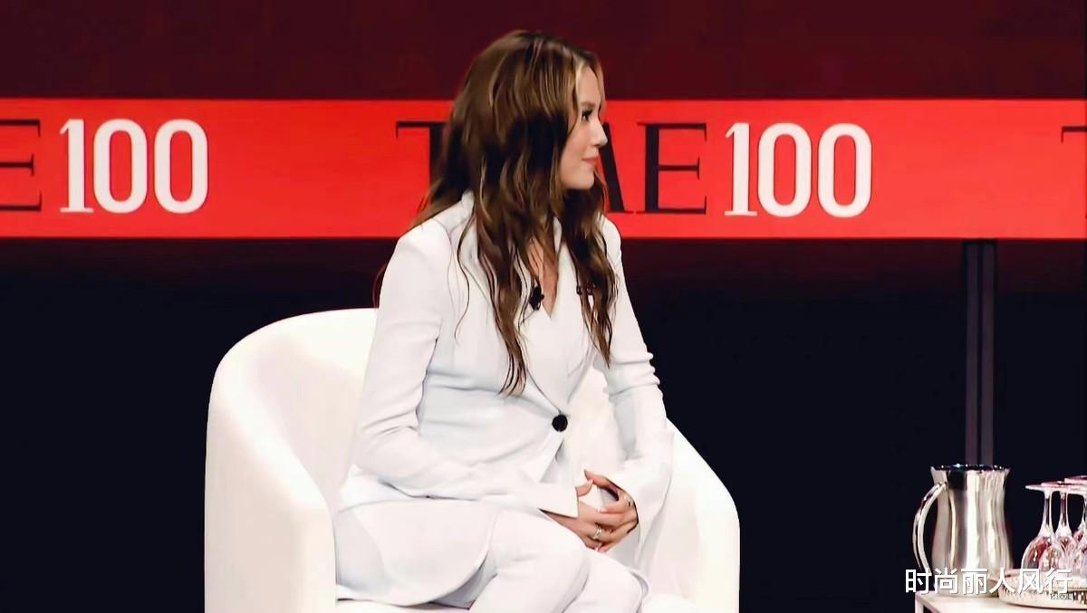 穿衣搭配|谷爱凌久违现身大爆火！穿羽毛装成全场焦点，vogue主编更笑开花