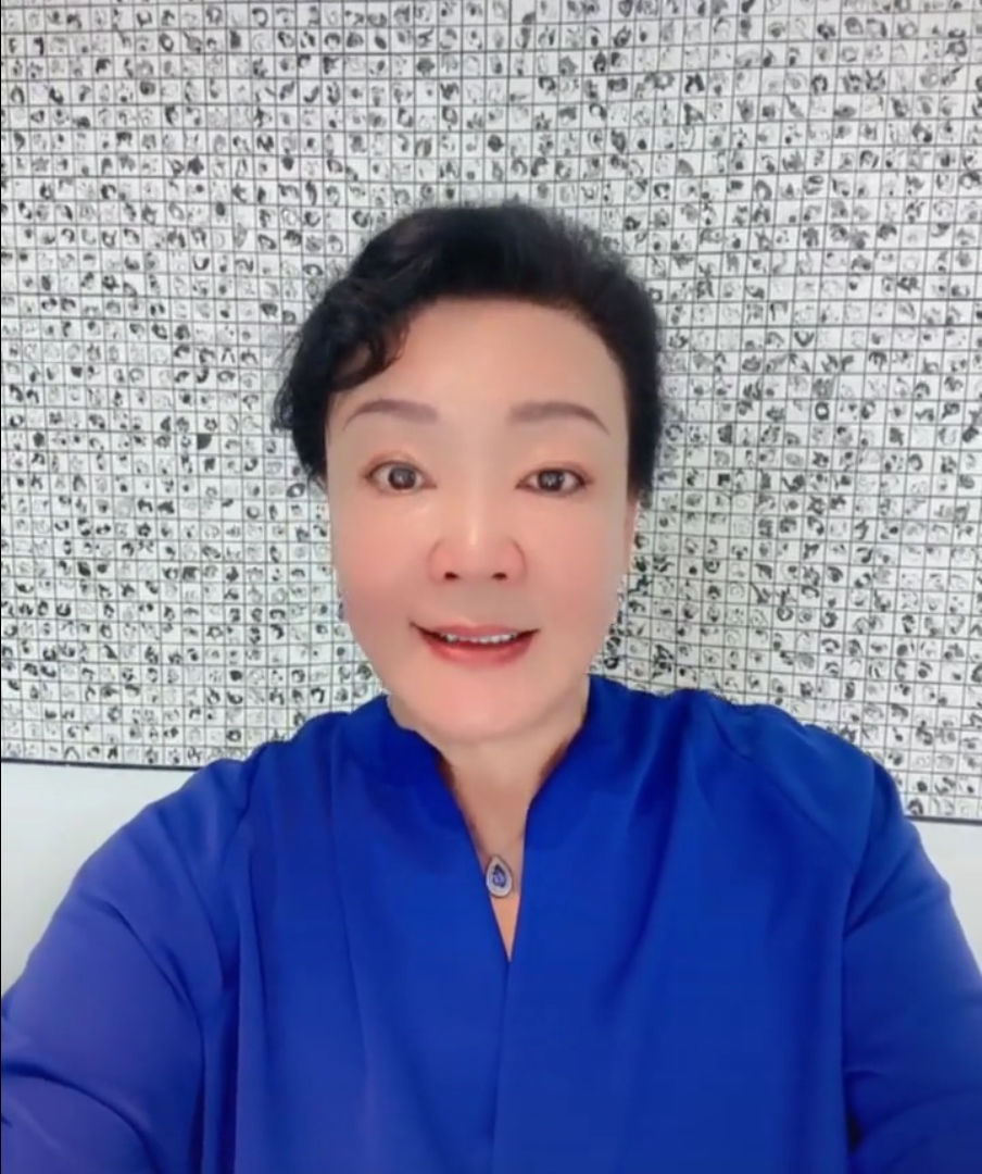 汪小菲|新欢？汪小菲带妈妈与美女现身聚餐，女子身材好颜值高不输张颖颖