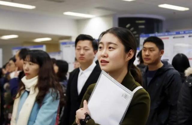 00后|“抱歉,我们不要上网课的毕业生”,00后面试被拒绝,理由很可笑