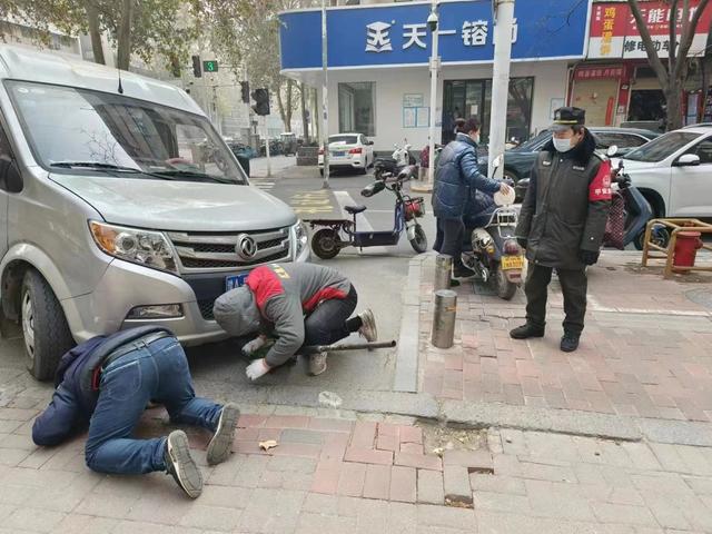 窨井盖松动，面包车经过时被“咬”住前轮