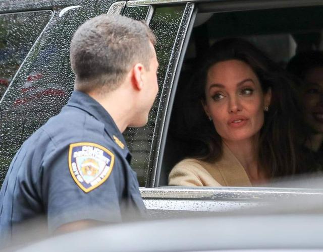 安吉丽娜·朱莉|以为要找麻烦!朱莉坐车遇到警察靠近关切攀谈对话,下秒要求自拍