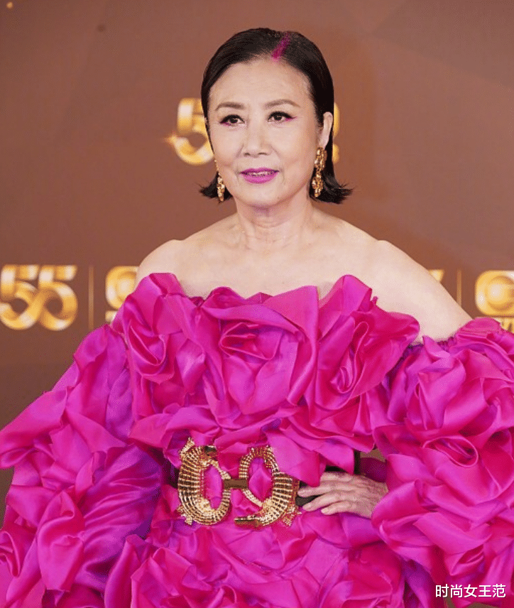 汪明荃|汪明荃不愧是TVB台柱！穿露肩裙镇压全场，活动结束换居家老年服