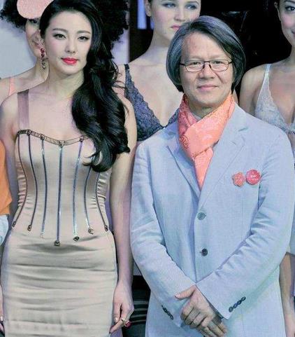 |紧身衣服没穿对多丢人？刘涛扣子崩开，柳岩特别土，金晨变小肚婆