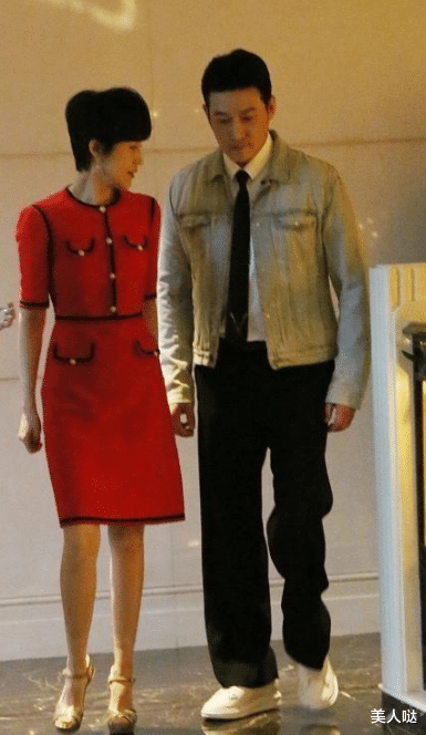 鲍蕾|陆毅携老婆亮相,鲍蕾穿小香风裙美艳似贵妇,他男团打扮却盖不住油腻感