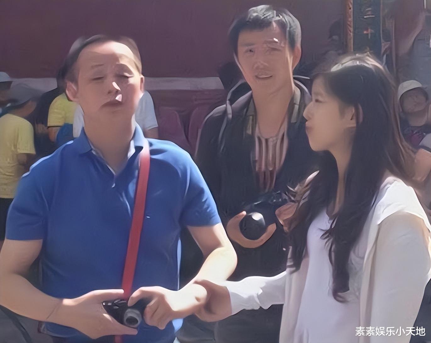 章泽天|章泽天父亲露面,在女婿东哥面前显得有些拘谨,一家人相当幸福