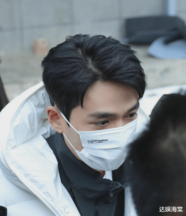 春晚|2022春晚大联排：朱一龙王源低调现身，张小斐状态满满走路带风