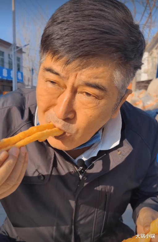 林威|67岁港片绿叶现身内地农村，在路边摊吃油条喝豆浆，感觉画面错乱