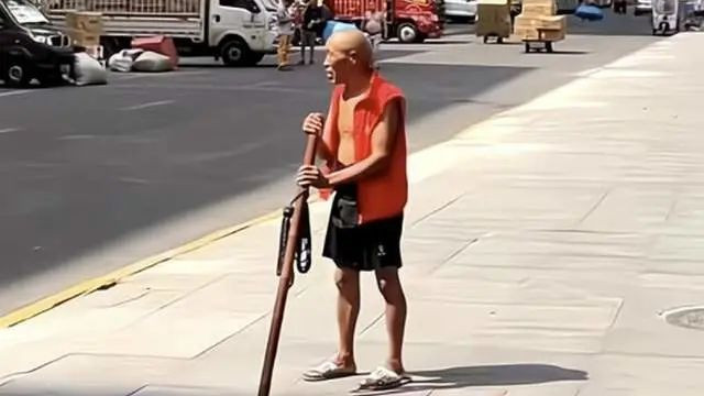预告|80岁老人在烈日下求生，却没一单生意：活着，从来都没有那么简单