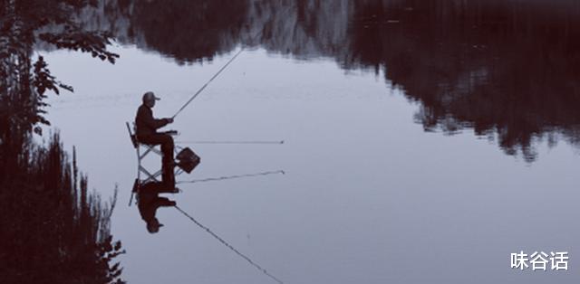 |上海一大爷火了,特殊时期蹲在围墙上钓鱼,网友:邓刚也要让三分