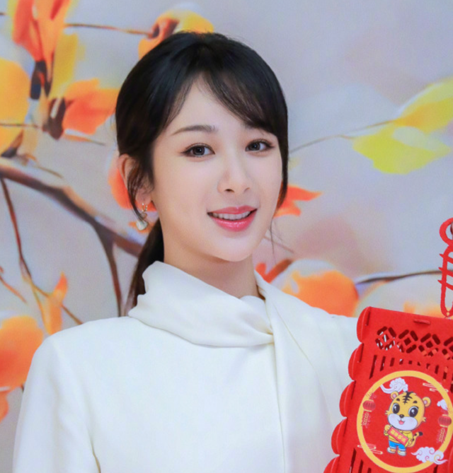 杨紫|杨紫年后首次公开亮相，窈窕身材惹人羡，面带微笑状态佳，很甜美